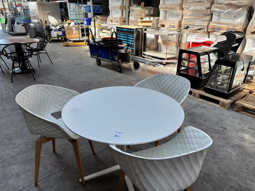 Table de design avec 3 chaises
