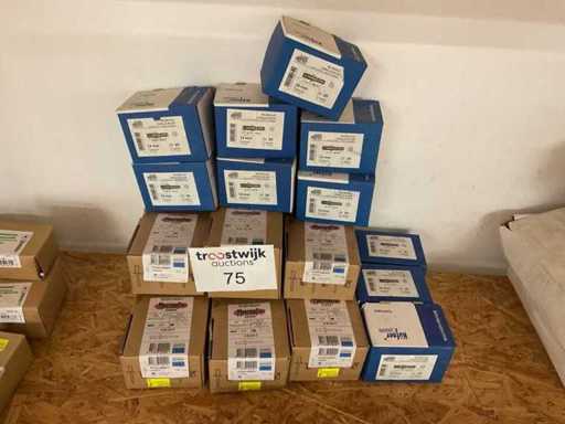 Des boîtes de bouchons et des clous à revenage