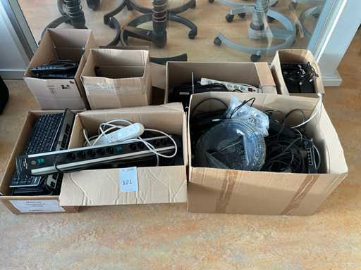 Diverse docks, toetsenborden en ICT benodigdheden