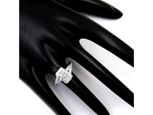 Anello in oro bianco 14 carati con 3.07 ct diamante.