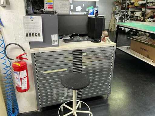 Commode métallique avec son contenu