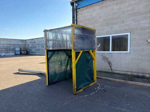 Industrial welding/grinding extractor hood with protective walls