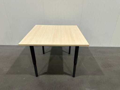 Kwadratowy stół z drewnianym blatem