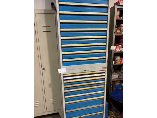 2x Industrie-Schubladenschränke mit umfangreichem Maschinenbau-Zubehör, Spannmittel, Werkzeugaufnahmen und Schleifmitteln und  6x Kleinteilemagazine / Sortimentskästen