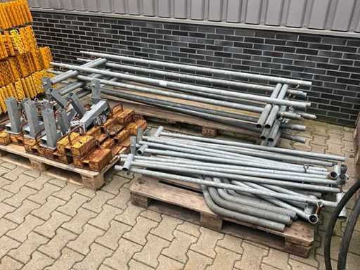 Molte ringhiere per impalcature