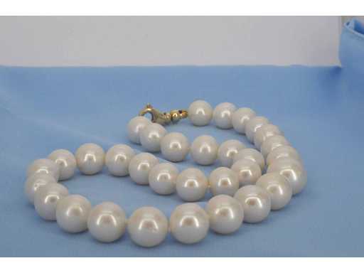 Perłowy naszyjnik z dużym złotym zapięciem