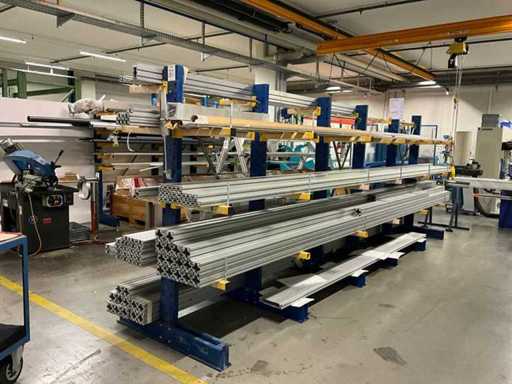 Jungheinrich cantileverrek met inhoud