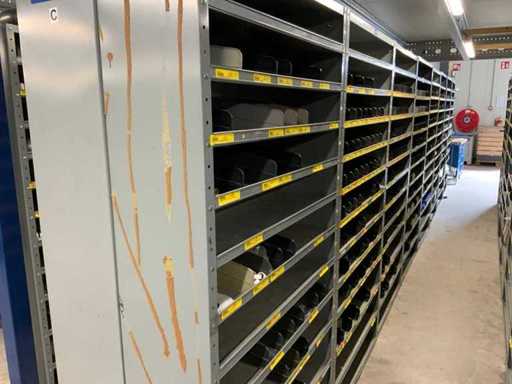 Verschiedene Maschinen- und Pumpenteile in 8-Kammer-Schränken