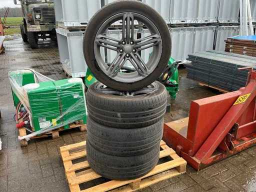 Audi-Felgen mit Vredestein-Reifen 255/45 ZR20 (4x)