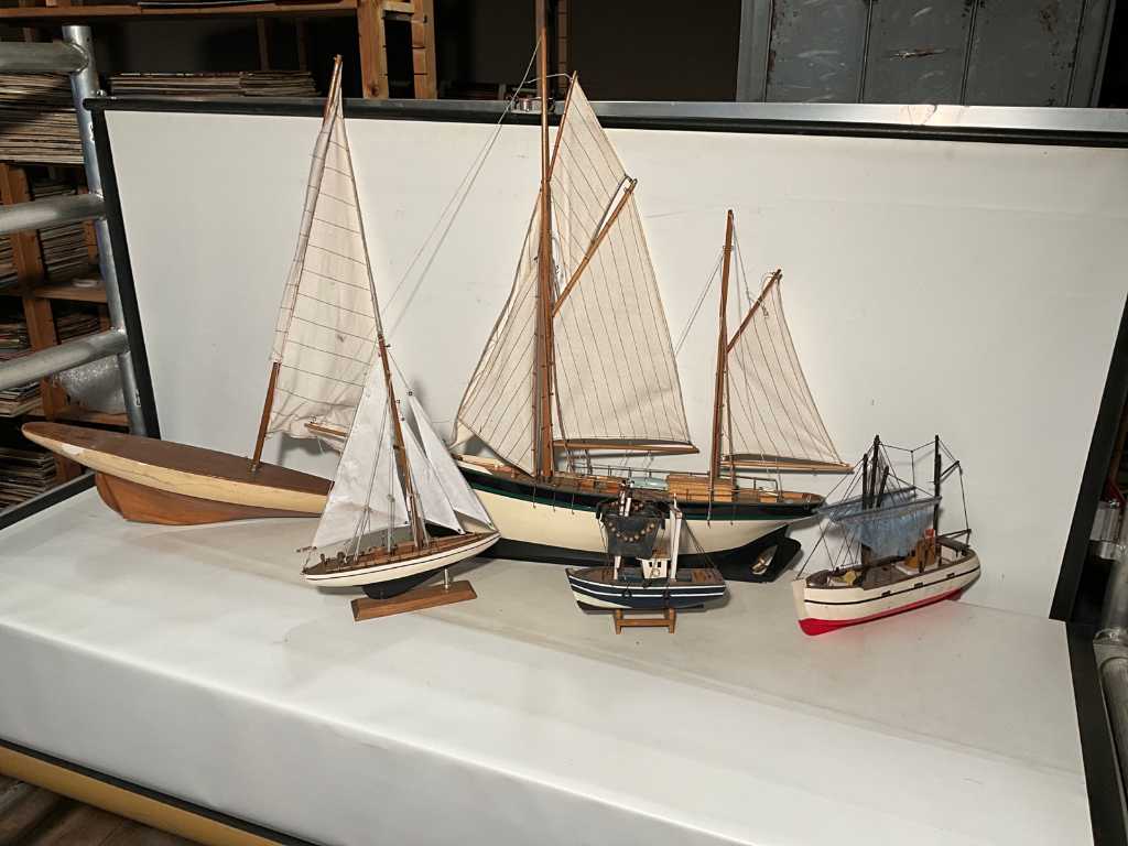 Model boat (5x)