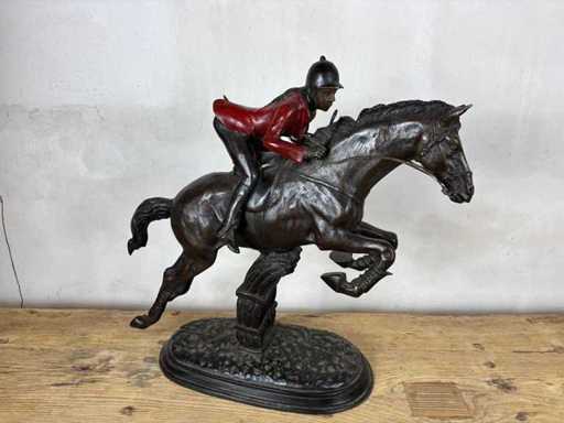 Skulptur des Reiters auf einem Springpferd