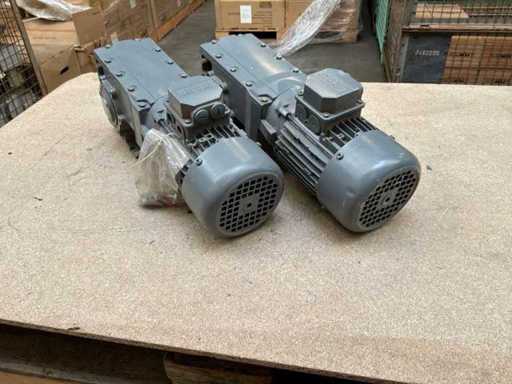 Lenze MDEMAXX071-42C0C Geared Motor (2x)