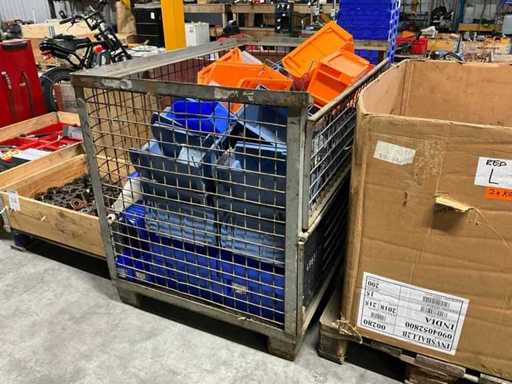 Gitterbox and stock grab bins