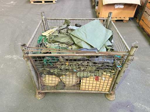 Charge verschiedener Armeebekleidung