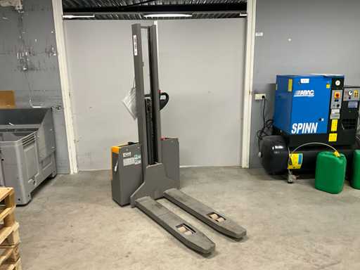 Elektryczny stacker Jungheinrich EJCM10 z 2016 roku