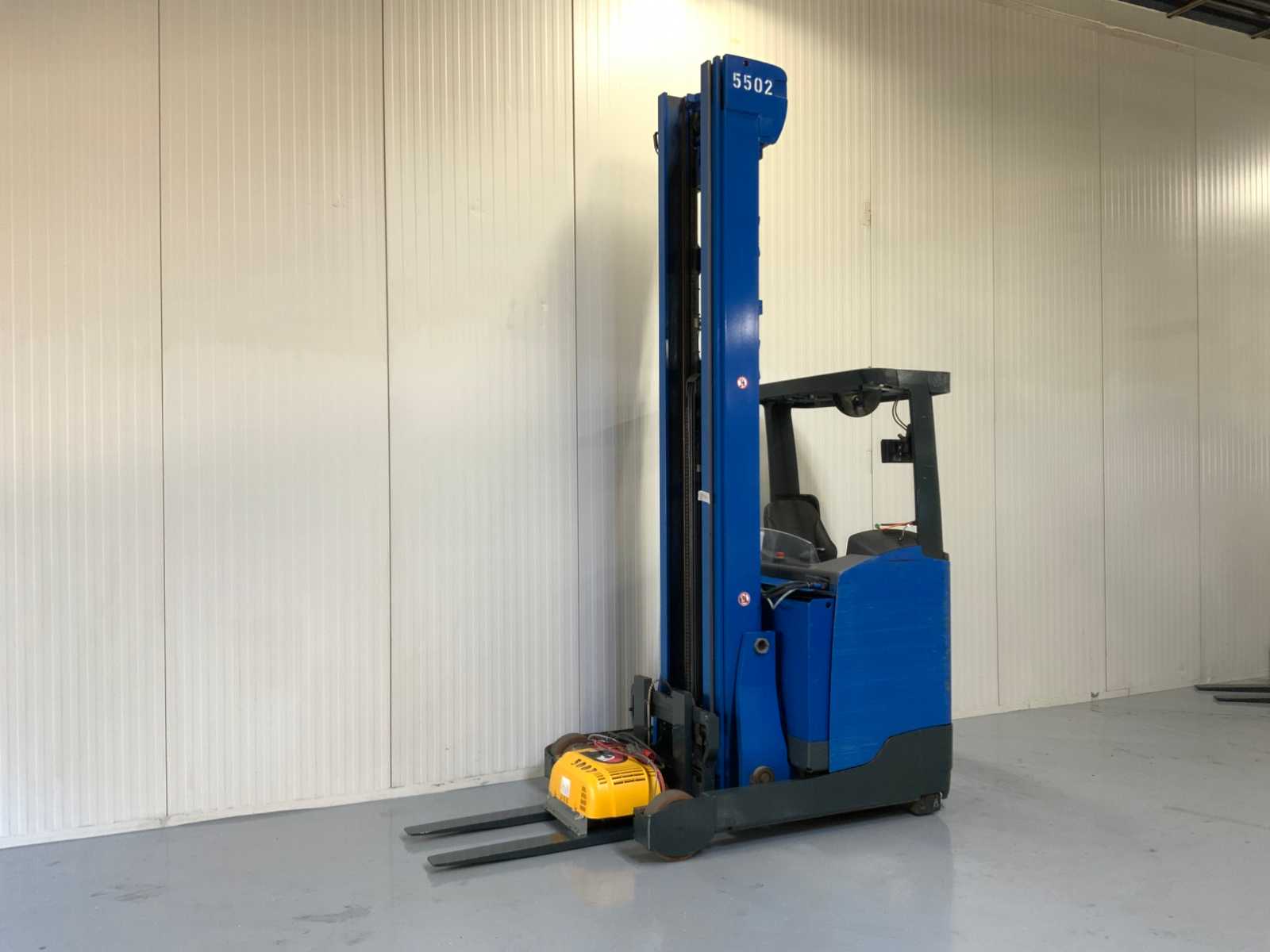 Jungheinrich ETV 216 Reach truck Triplex – Freelift – Sideshift – camera on fork, battery charger bj. 2015