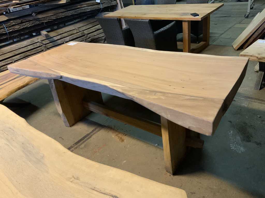 Tavolo in legno massello con gambe solide