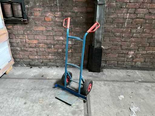 Hand truck with pneumatic tires
