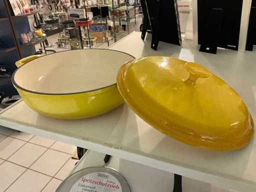 Cast iron cooking pots (2x)