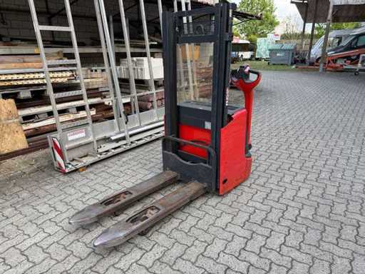 Linde L12 Stacker
