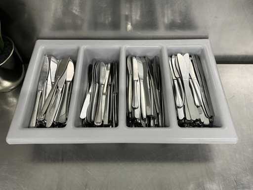 Cutlery tray with knives