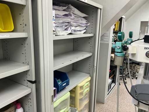 Metalen kast met inhoud