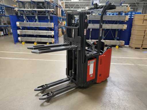 LINDE D14 Stacker