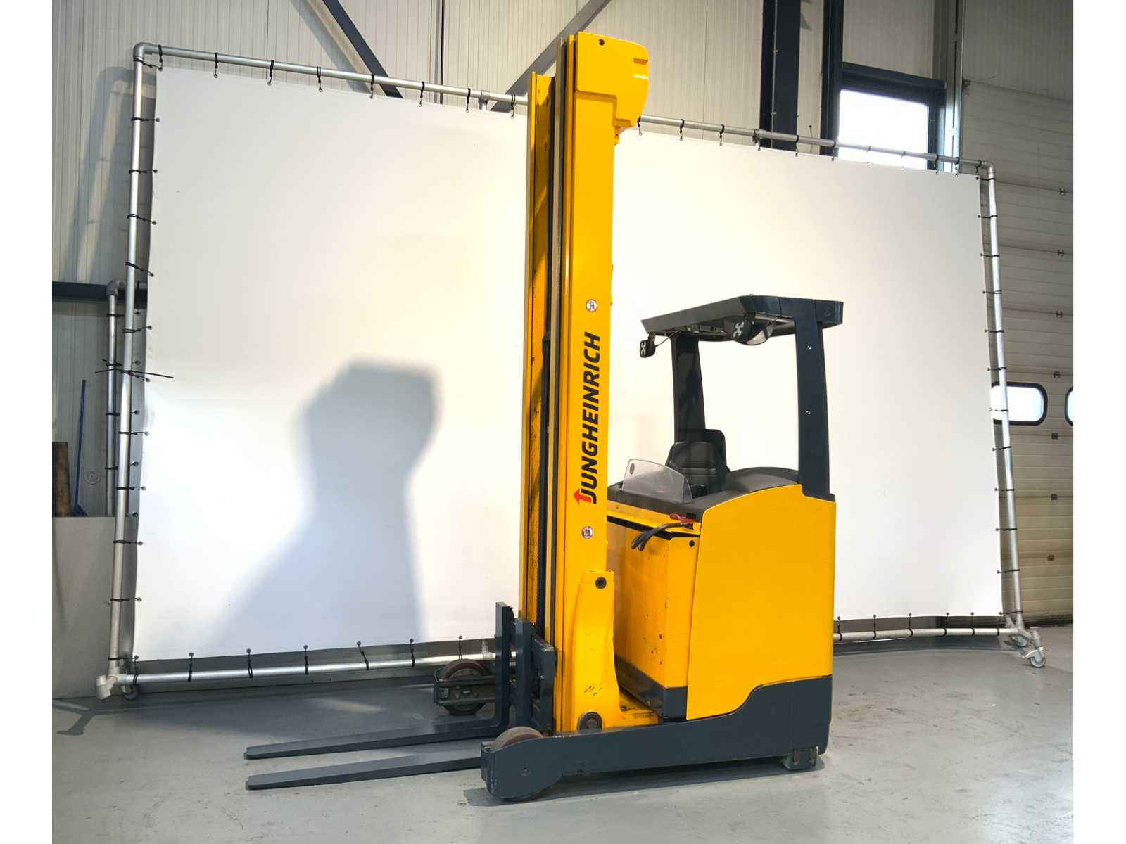 Jungheinrich ETV214 Reach truck Triplex – Freelift