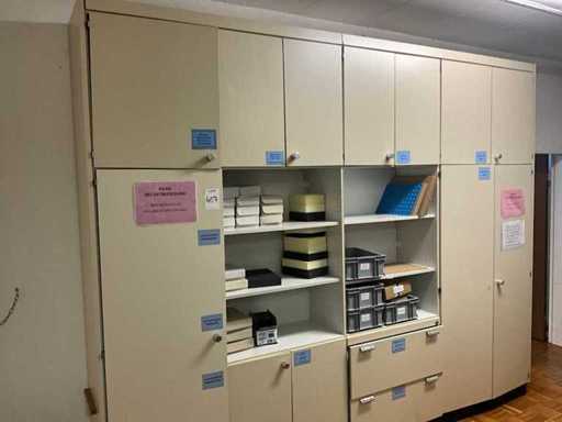 Schrank mit Inhalt