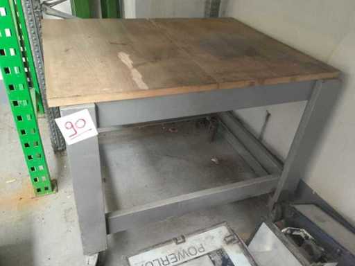 Stalen werkbank met stevig houten blad