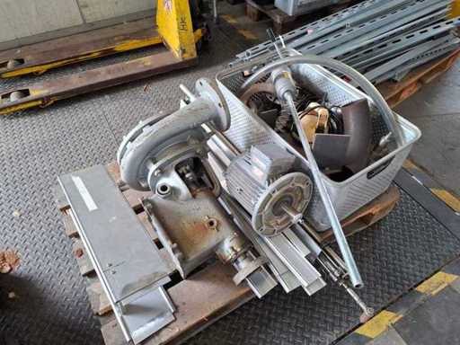 Pallet met elektromotor, pomp en andere accessoires