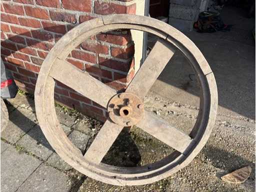 Roue de charrette vintage