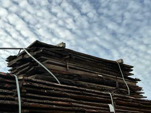 Série de planches de tronc d’arbre sciées