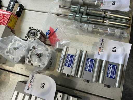 Various pneumatic cylinders (7x)