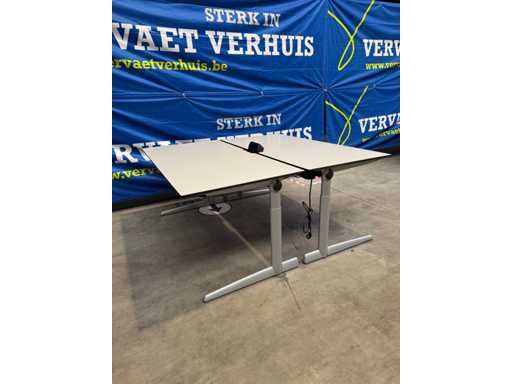 Bureautafels Ahrend waaronder 1 met stekkerblok (2x)