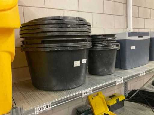 Des bacs et seaux à mortier (15x)