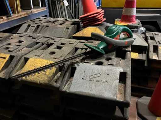 2003 Black+Decker GT524 Hedge Trimmer