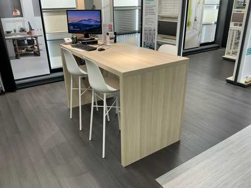 Stamtafel met krukken