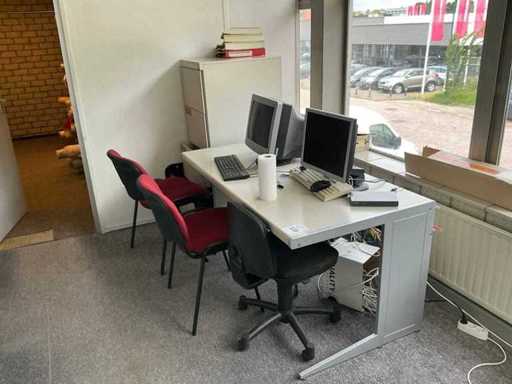 Scrivania con periferiche e mobile per PC