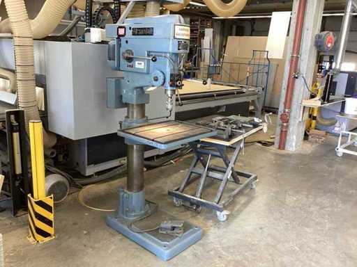 Máquina de perforación de pilares de metal reciclado AB4 SV construida alrededor de 1970 con 2 tornillos de prensa, corta roscas, iluminación y otros accesorios