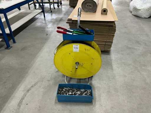 Strap closure device with reel