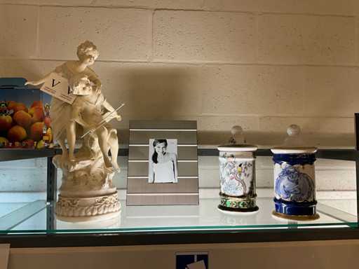 Divers decoratie en geschenkartikelen en antieke apotheekpotten...