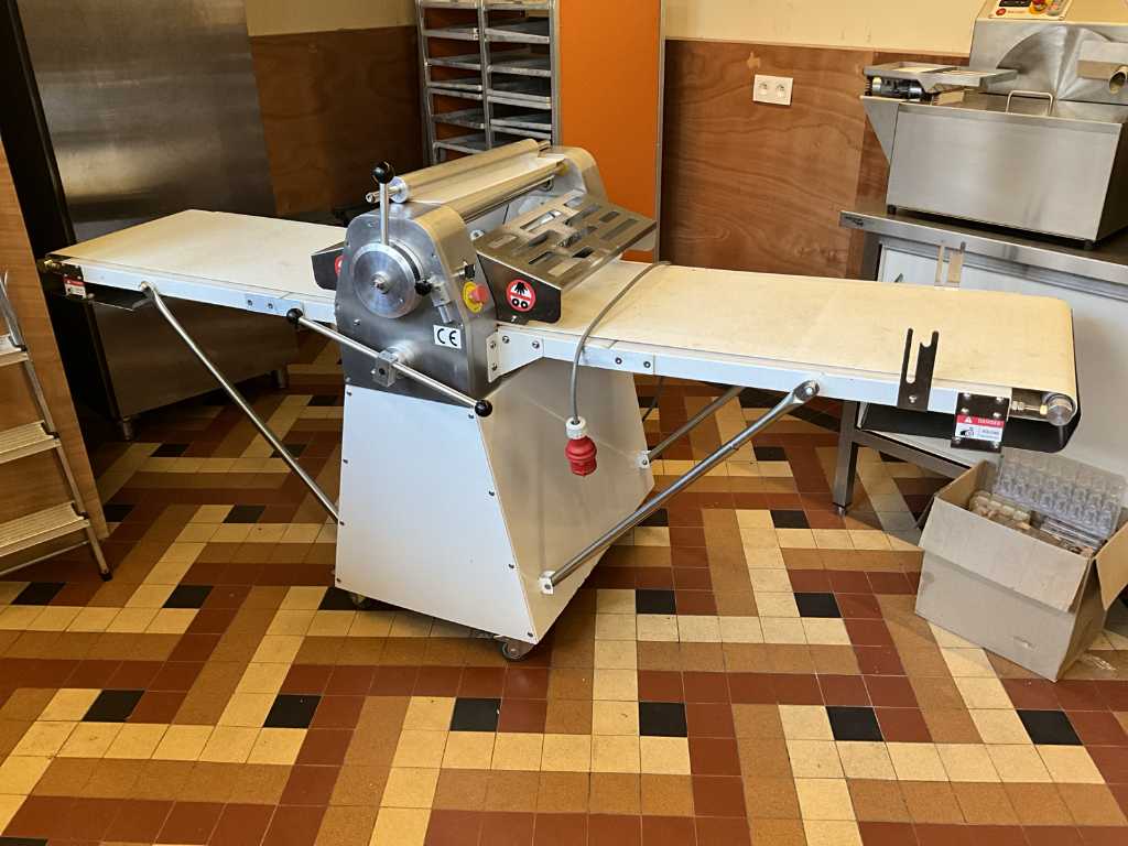 Mobile roll-out table
