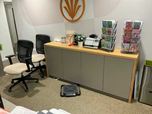 Opbergkast met 2 bureaustoelen