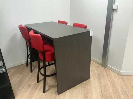 Hogetafel met stoelen