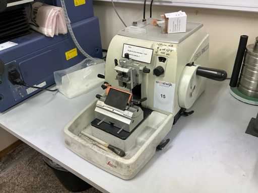 Microtome à rotation manuelle Leica RM2235