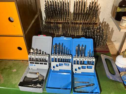 Veel boren, draadafsnijders en verzinkboren