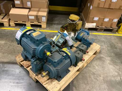 Partij diverse elektromotoren en machineonderdelen