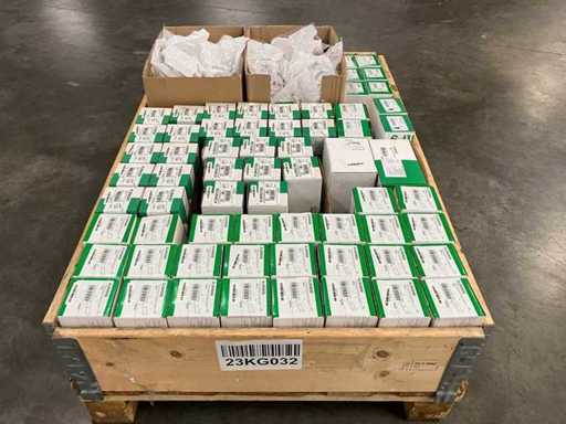 Schneider Electric - Partij schakel- en installatiemateriaal & electronica