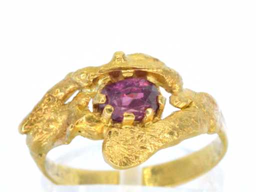Goldener Ring mit natürlichem Rubin